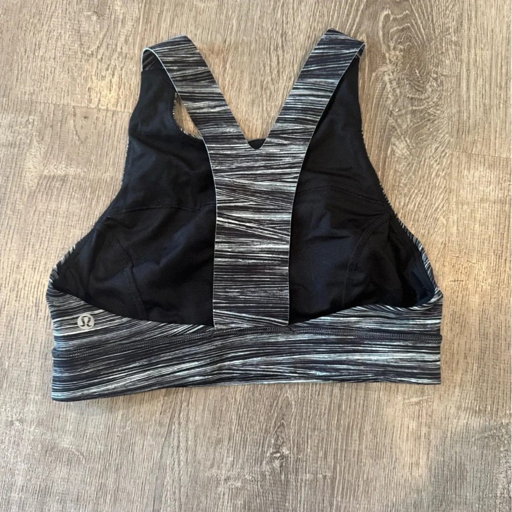 lululemon Fast & Free Bra (nulux) in the Low tide Black and White color size 8